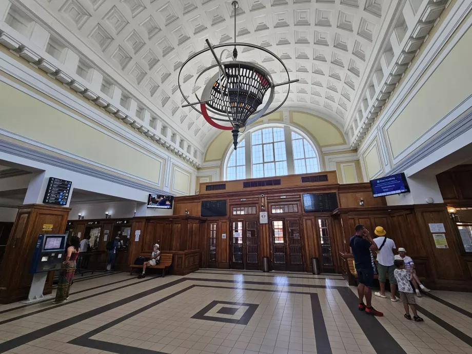 Stazione ferroviaria di Burgas