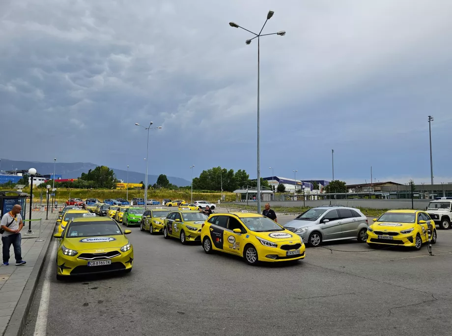 Fermata dei taxi di fronte al Terminal 2