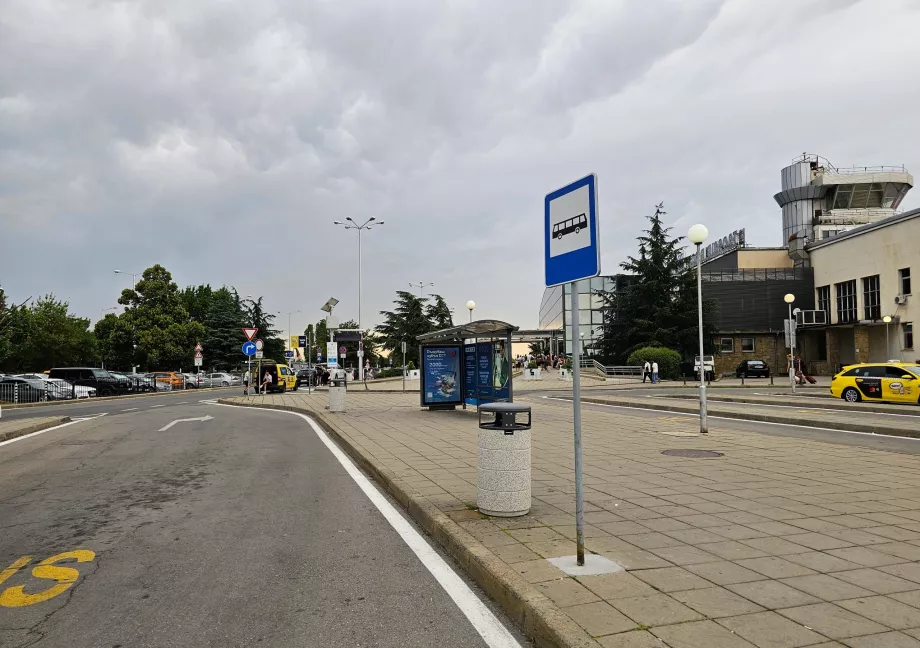 Fermata dell'autobus di fronte al Terminal 1