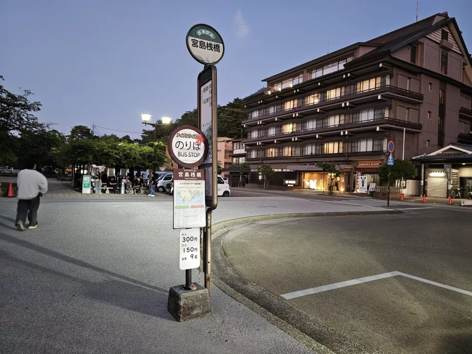 Fermata dell'autobus di fronte al porto