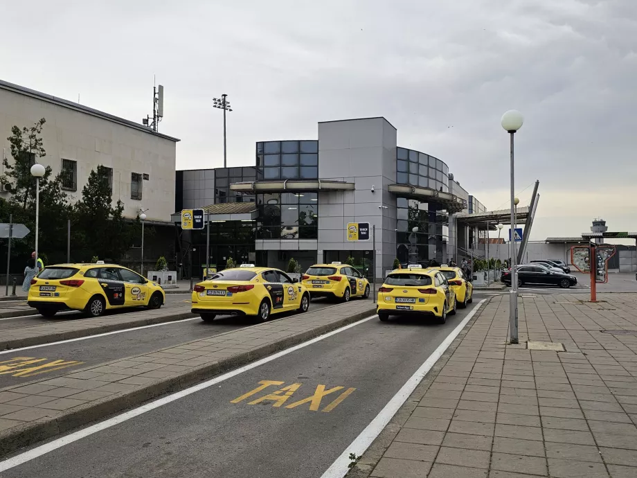 Fermata dei taxi di fronte al Terminal 1