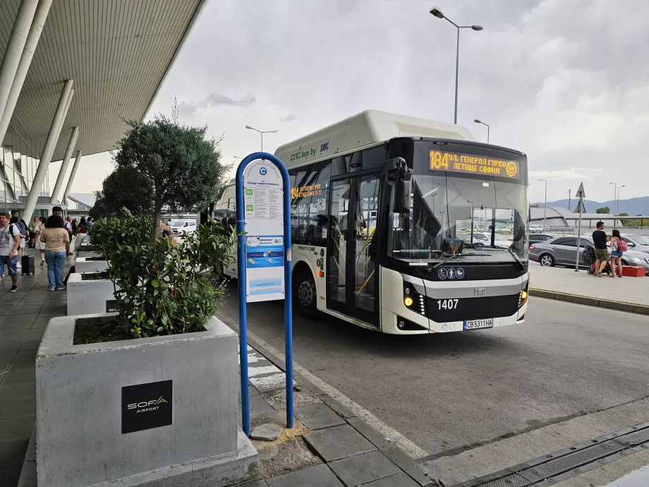 Fermata dell'autobus di fronte al Terminal 2