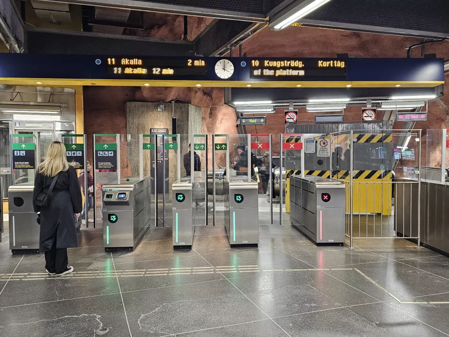 Tornelli all'ingresso della metropolitana