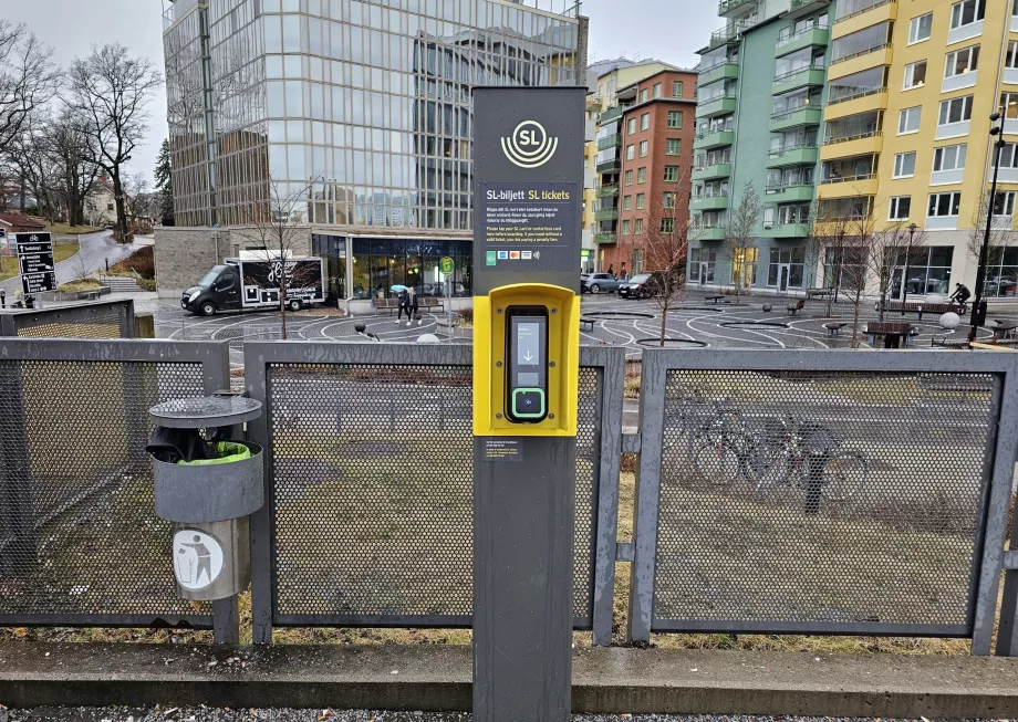 Lettore alla fermata del tram