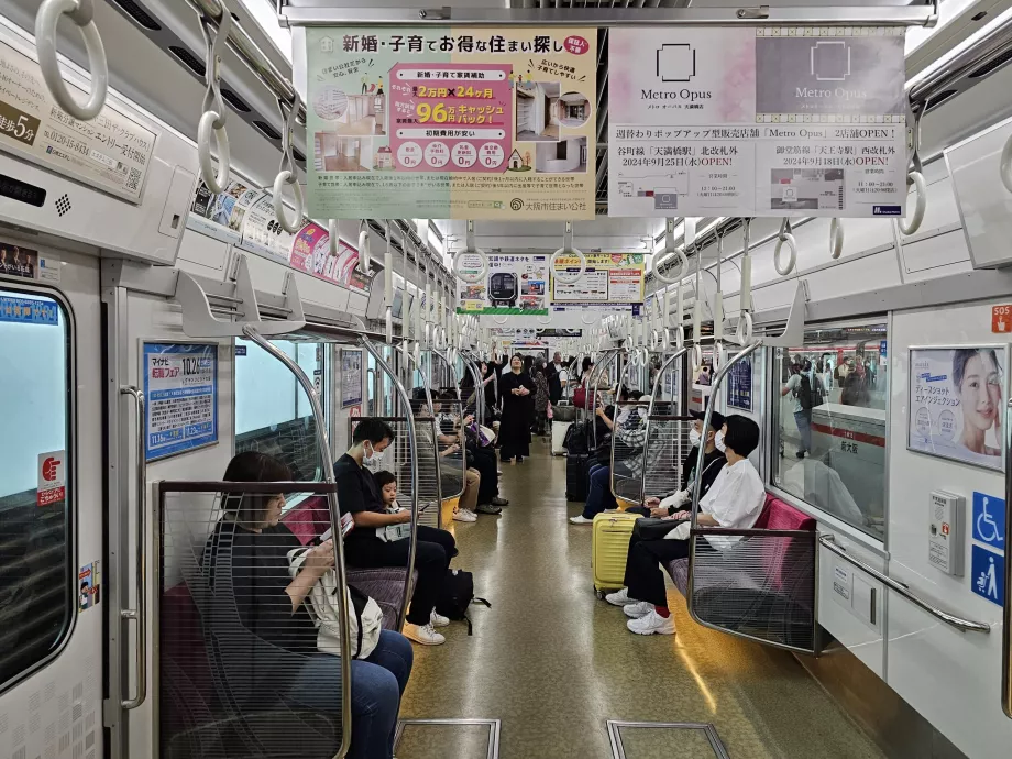 Interno della metropolitana di Osaka