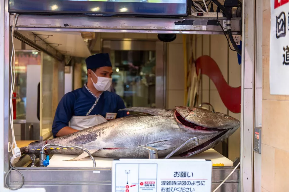 Lavorazione del tonno in un ristorante di sushi