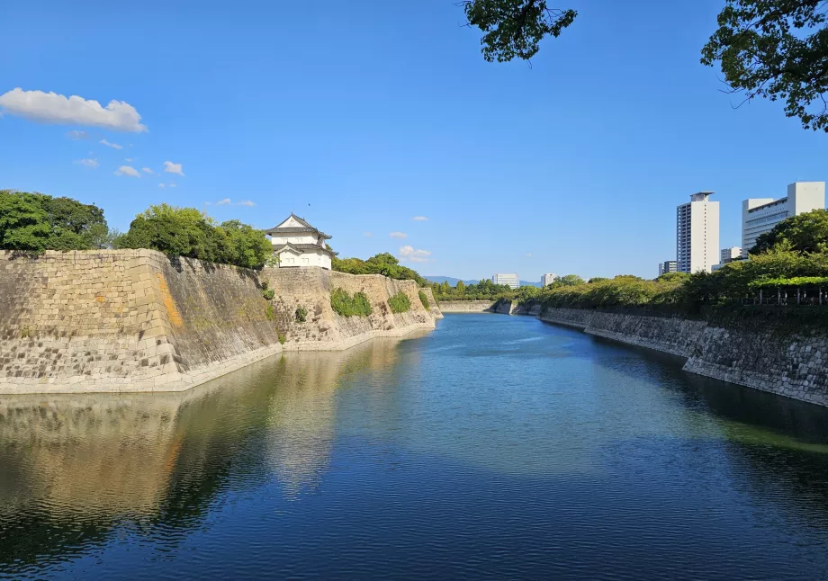 Castello di Osaka, mura e fossato