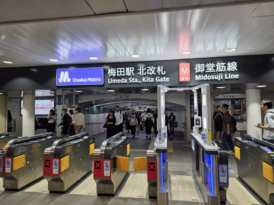 Tornelli all'ingresso della metropolitana