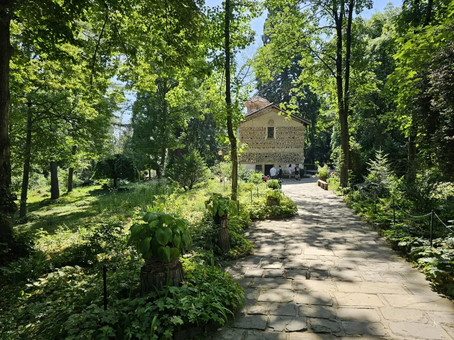 Parco intorno alla chiesa di Bojan