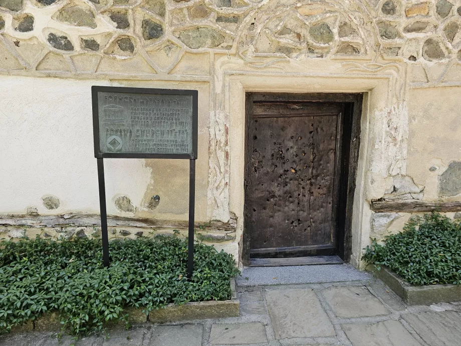 L'ingresso principale della chiesa di Bojan