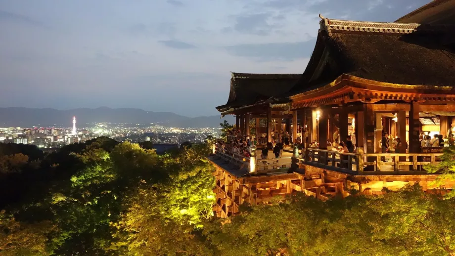 Kiyomizu-dera di notte