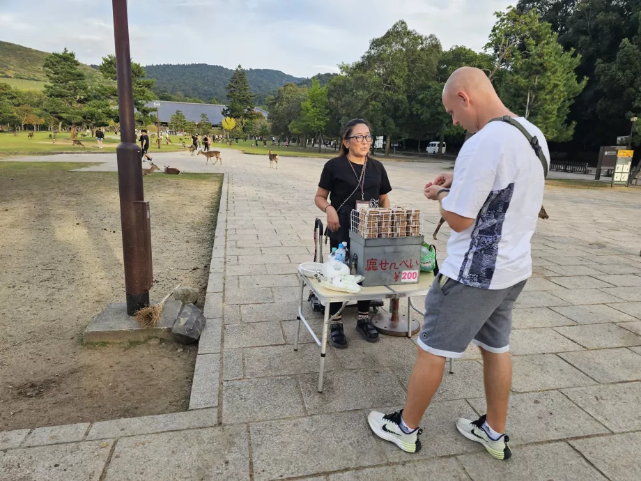 Parco di Nara, vendita di cibo per cervi