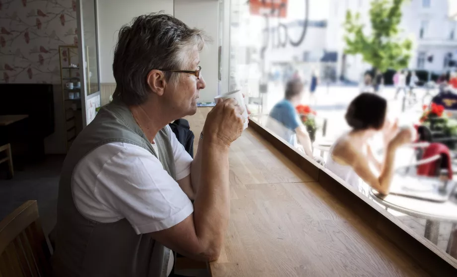 Donna svedese che beve caffè