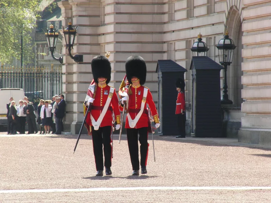 Cambio della guardia fuori dal palazzo