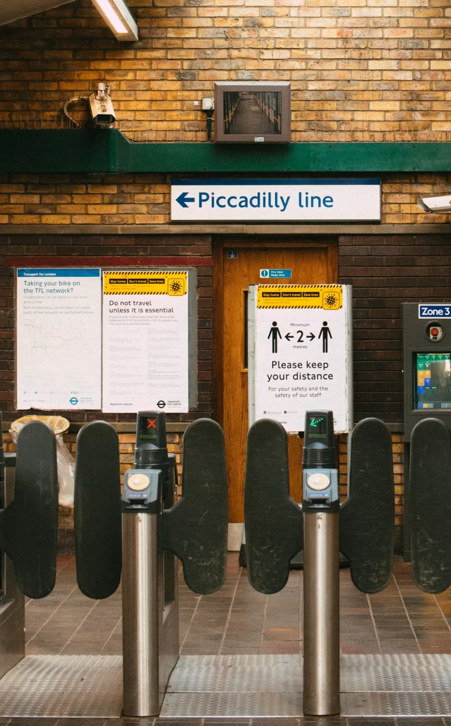 Tornelli all'ingresso della metropolitana