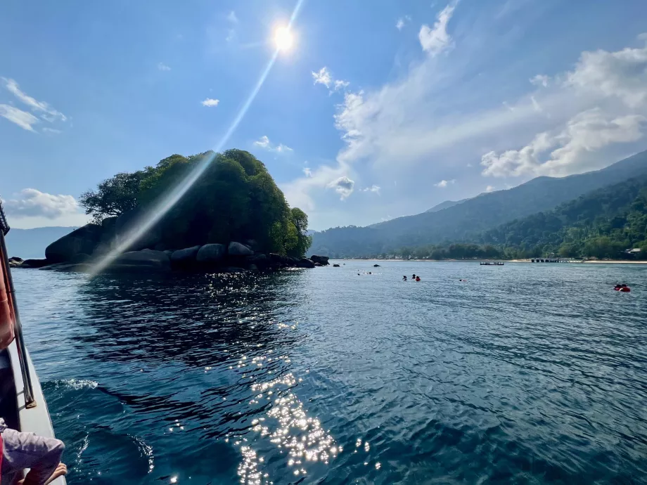 Boat trip to Renggis Island